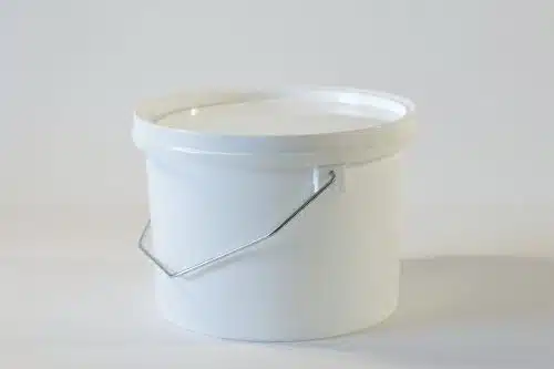2.5 litre Round plastic bucket/pail with lid and metal handle. Food grade packaging perfect for honey, jams, chutneys., sauces and industrial use. From our Plastic Packaging range.